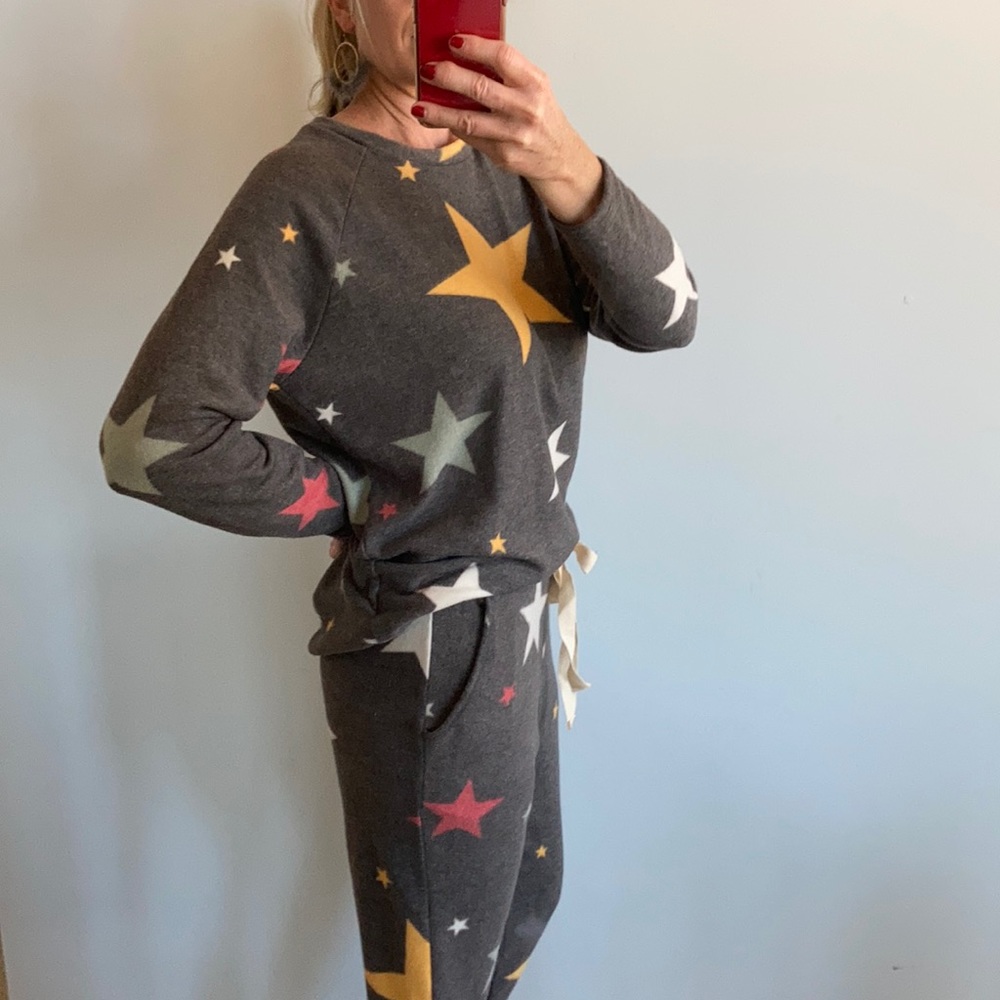 Size MEDIUM Left Star Print Lounge Set - Picture 4 of 8